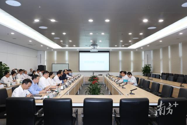 广东工业大学学习贯彻习近平新时代中国特色社会主义思想主题教育读书班全体成员走进广汽埃安，开展体验式学习。