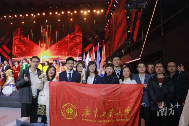 广东工业大学捧得第十三届“挑战杯”中国大学生创业计划竞赛“优胜杯”。 广东工业大学捧得第十三届“挑战杯”中国大学生创业计划竞赛“优胜杯”。