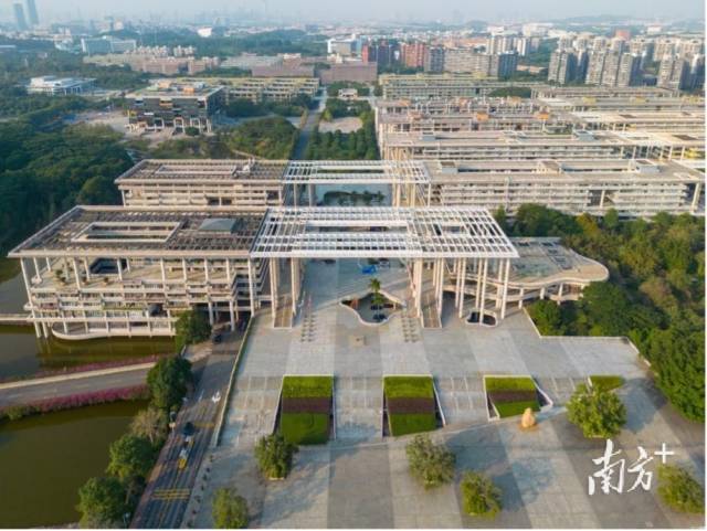 广东工业大学大学城校区校园景观