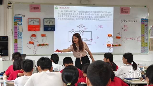 黄东梅在给学生们上课。资料图片 黄东梅在给学生们上课。资料图片