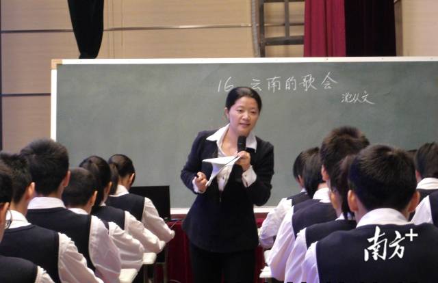 罗灿在给学生们上课。资料图片 罗灿在给学生们上课。资料图片